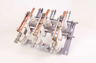 Разъединитель внутренней установки РВФЗ 10/630 II-II с ПР10 (фарфоровые изоляторы)